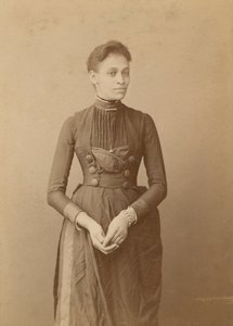 Bir kadının kabine kartı, 1885-1892. by William J. Kuebler