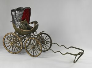 Boyalı ve yaldızlı bebek arabası (karışık teknik)