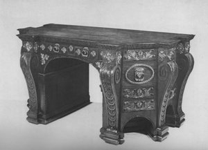 Bir çift George II kütüphane masasından biri by William Vile