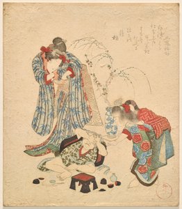 Sake setini deviren küçük erkek kardeşleriyle iki kız