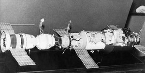 Salyut 1 Uzay İstasyonu ile Bağlantılı Bir Soyuz 11 Modeli