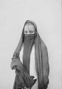 Örtülü Bir Kadın, Kahire, c.1910 (s/b fotoğraf) by . .