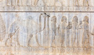Ahamenişlerin antik kabartması; Partların deve ile delegasyonu; Apadana Sarayı; arkeolojik yer; antik Pers şehri Persepolis; UNESCO Dünya Mirası Alanı; Fars Eyaleti; İran; Asya