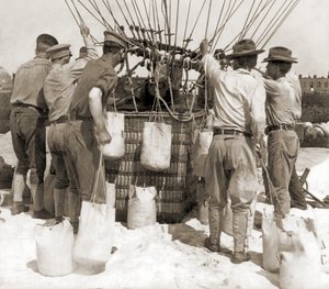 Bir balonun sepetine kum torbaları takma, Fort Myer, ABD by Hippolyte Lalaise Devéria