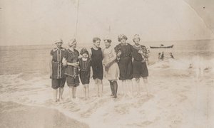 Yüzme partisi, Houlgate, Eylül 1911 (s/b fotoğraf) by Hippolyte Lalaise Devéria