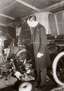 CS Rolls garajında bir otomobilin motoruna bakıyor, 1900 c by Ferdinand Georg Waldmuller