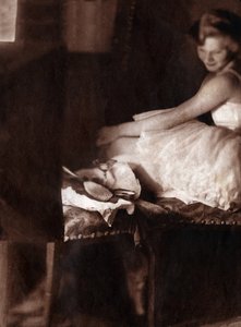 Köşkünde klasik dansçı kıyafeti. 1929 (baskı) by . .