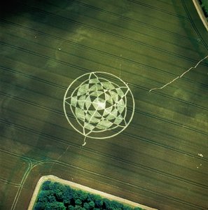 Buğday tarlasındaki ekin çemberi, Avebury Henge, Wiltshire, 22 Haziran 2002 (hava fotoğrafı) by Ferdinand Georg Waldmuller