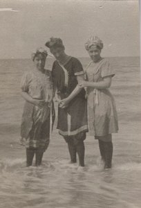 Detay, banyo partisi, Houlgate, Eylül 1911 (s/b fotoğraf) by Hippolyte Lalaise Devéria