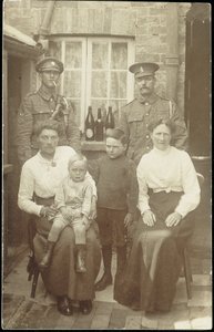 Aile portresi by John Pardon
