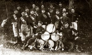 14-18 Birinci Dünya Savaşı sırasında 122. Fransız piyade alayının tantanası (s/b fotoğraf) by . .