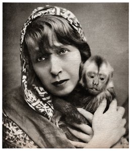 Küçük bir maymun ile Mistinguett by . .