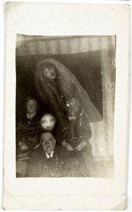 Paranormal fenomen: üç yaşlı insanın portresi, arkalarında görünen bir kadının ruhu, 1920 dolaylarında Fotoğraf William Hope (1863-1933) by Frederick (attr. to) Barnard