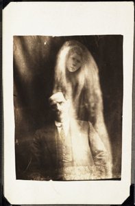 Paranormal fenomen: Bir adamın portresi ve arkasında görünen karısının ruhu, 1920 dolaylarında Fotoğraf William Hope (1863-1933) by Frederick (attr. to) Barnard