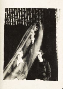 Paranormal fenomen: bir kadın ve iki erkeğin portresi ve arkalarında görünen bir kadının ruhu, 1920 dolaylarında Fotoğraf William Hope (1863-1933) by Frederick (attr. to) Barnard