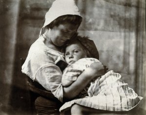 1900-1905 dolaylarında bir anne ve kızının portresi by Frederick (attr. to) Barnard