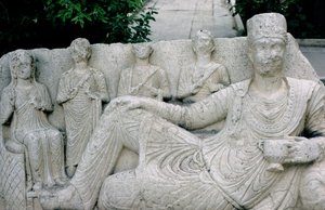 Palmiralı bir aileyi betimleyen kabartma, muhtemelen MÖ 10-8. yy (taş) by Hippolyte Lalaise Devéria