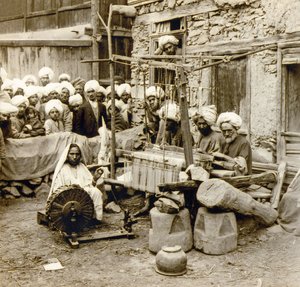 Yün şalları eğirme ve dokuma, Srinagar, Keşmir, Hindistan c.1901 (fotoğraf) by Frederick (attr. to) Barnard