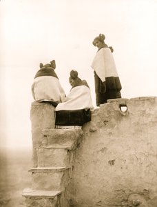 Kerpiç basamakların tepesinde üç Hopi kadını, New Mexico 1906 (fotoğraf) by Hippolyte Lalaise Devéria