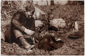 Giysilerini taklit eden serseri. 1929 (baskı) by . .