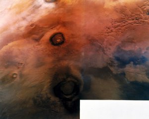 Mars gezegeninin yüzeyindeki volkanlar by Frederick (attr. to) Barnard