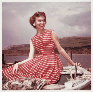 Yazlık elbise giyen kadın, 1950