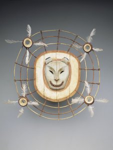 19. yüzyılın sonlarında bir ayı ruhunu tasvir eden maske (ahşap, boya, lif, bağırsak kordonu) by culture Yupik