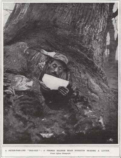 Peter-Pan benzeri bir "sığınak", Monastir yakınlarında bir mektup okuyan bir Fransız askeri (s/b fotoğraf) by (after) English photographer
