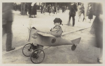 Oyuncak uçaktaki çocuk (s/b fotoğraf) by (after) English photographer