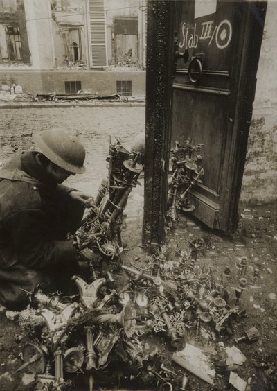 Cambrai, demetler halinde bağlanmış şamdanlar, Almanlar tarafından kaldırılmaya hazır, ancak geride bırakılmış by (after) English photographer