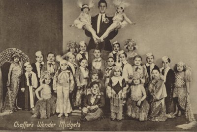 Chaffer's Wonder Cüceler (s/b fotoğraf) by (after) English photographer