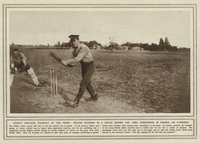 Önde futbolun yerini kriket alıyor, Fransa'da bir yerde hat gerisindeki bir maçta İngiliz askerleri veya Flanders (s/b fotoğraf) by (after) English photographer