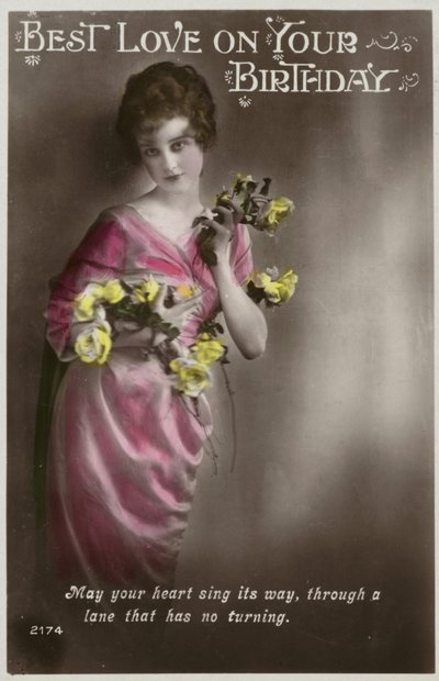 Çiçekli kimono benzeri elbise giymiş kız (renkli fotoğraf) by (after) English photographer