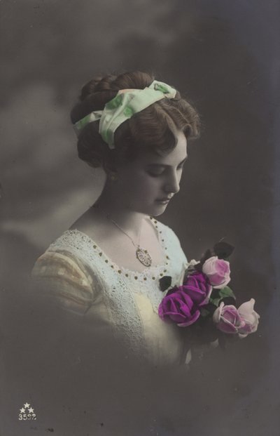 Gül demetine bakan kız (renkli fotoğraf) by (after) English photographer