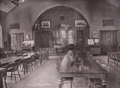 Owen#39;s College, Manchester: Kütüphane ve Okuma Odası (s/b fotoğraf) by (after) English photographer