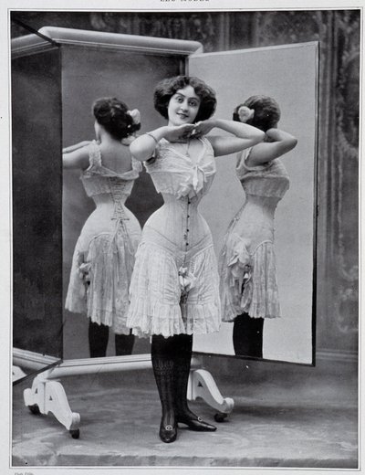 Thylda korseyi sunan model, fotoğraf Félix - “” Les Modes”, Aralık 1907. by (after) Felix Studio