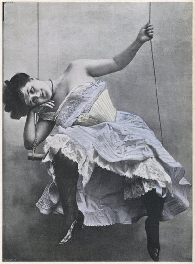 Salıncaktaki kız (s/b fotoğraf) by (after) French Photographer