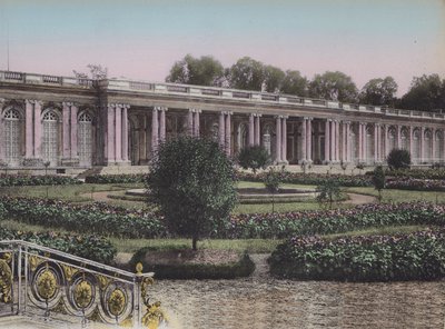 Grand Trianon, Cephe sur les Jardins, Great Trianon, Bahçelerin önden görünümü (renkli fotoğraf) by (after) French Photographer
