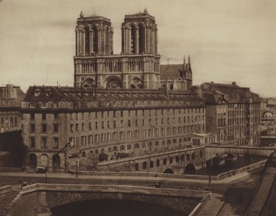Eski Hotel-Dieu tarafından maskelenmiş Notre-Dame (s/b fotoğraf) by (after) French Photographer