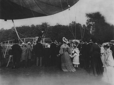 Santos Dumont ve Zeplin (s/b fotoğraf) by (after) French Photographer