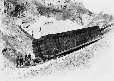 Apuan Alpleri (Carrara). Taş ocaklarında kızaklarda taşınan monolitler (s/b fotoğraf) by A. Corsini