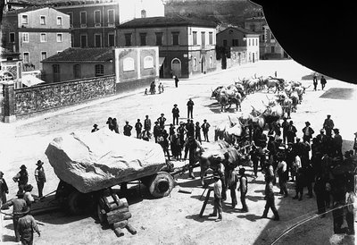 Carrara: Çok sayıda öküz, Apuan ocaklarından gelen devasa bir mermer blokla dolu bir vagonu çekiyor (s/b fotoğraf) by A. Corsini