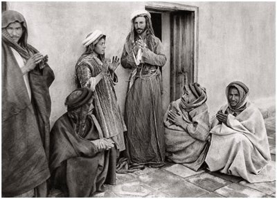 Genç bir adama dua öğreten bir molla, Irak, 1925. by A. Kerim