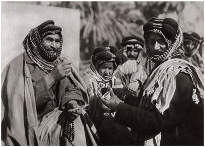 Ünlü Arap kahvesinin tadını çıkaran bir şeyh, Irak, 1925 by A. Kerim