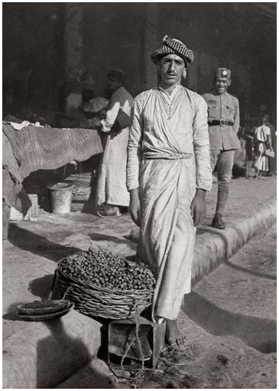 Çok az kazanç getiren küçük bir ticaret, Irak, 1925. by A. Kerim