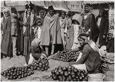 Bağdat'ta meyve pazarı, Irak, 1925 by A. Kerim