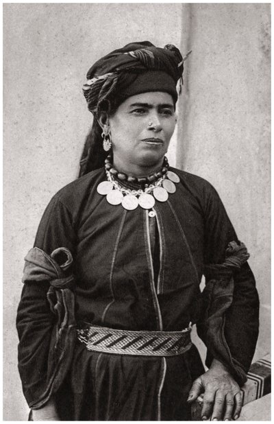 En iyi kostümlü Kürt kadın, Irak, 1925 by A. Kerim