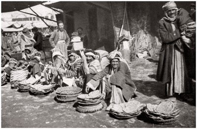 Suq El Khubur, yerel bir ekmek pazarı, Bağdat, Irak, 1925. by A. Kerim