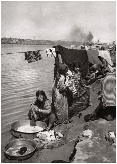 Dicle kıyısında çamaşır yıkayan kadınlar, Bağdat, Irak, 1925 by A. Kerim