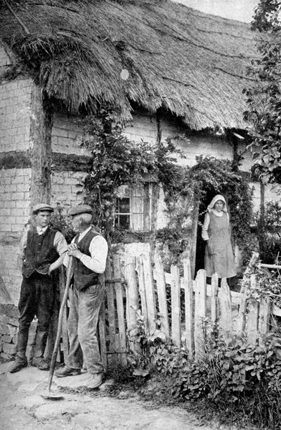 Lucton, Herefordshire, c1922 yakınlarında bir kulübenin dışında sohbet eden iki adam. by A. W. Cutler